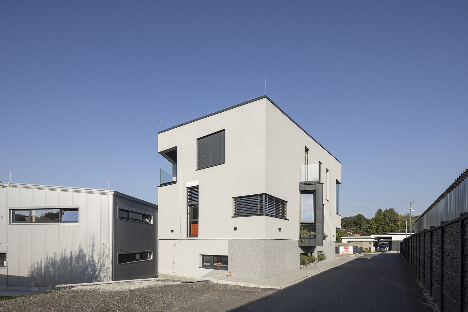 Administrativa Nový Jičín - administrativní dřevostavba, CLT panely, kontaktní difuzně otevřená fasáda, provětrávaná fasáda falcovaný plech - Ing. Arch. Tomáš Kudělka