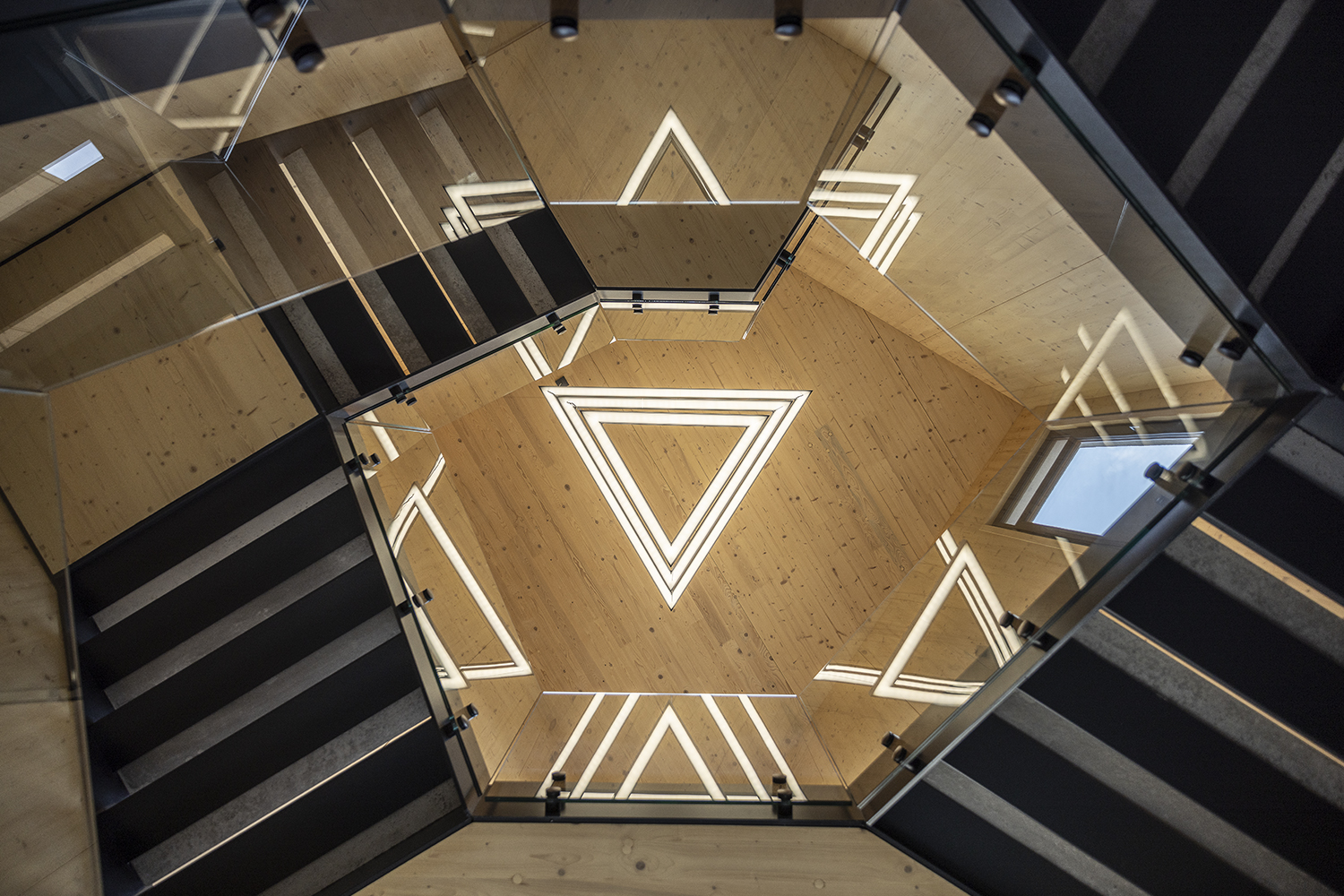 Administrativa Nový Jičín - atypické schodiště, ocelové schodnice, betonové stupně, atypické LED osvětlení - Ing. Arch. Tomáš Kudělka