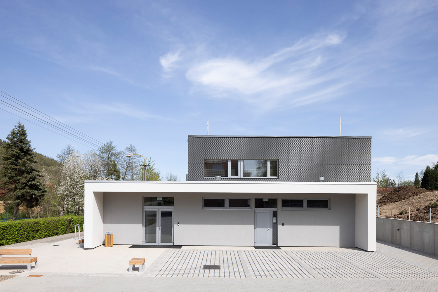 Sportovní hala Bordovice - dřevostavba sportovní haly, kombinace CLT panelů a BSH rámů, dřevěná hybridní konstrukce, provětrávaná fasáda tahokov - Ing. Arch. Tomáš Kudělka