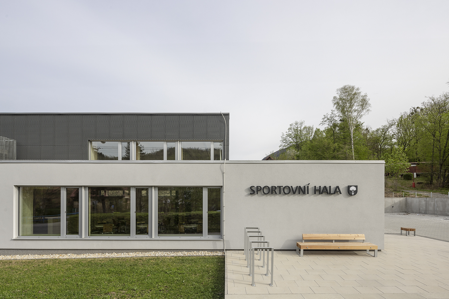 Sportovní hala Bordovice - dřevostavba sportovní haly, kombinace CLT panelů a BSH rámů, dřevěná hybridní konstrukce, provětrávaná fasáda tahokov - Ing. Arch. Tomáš Kudělka