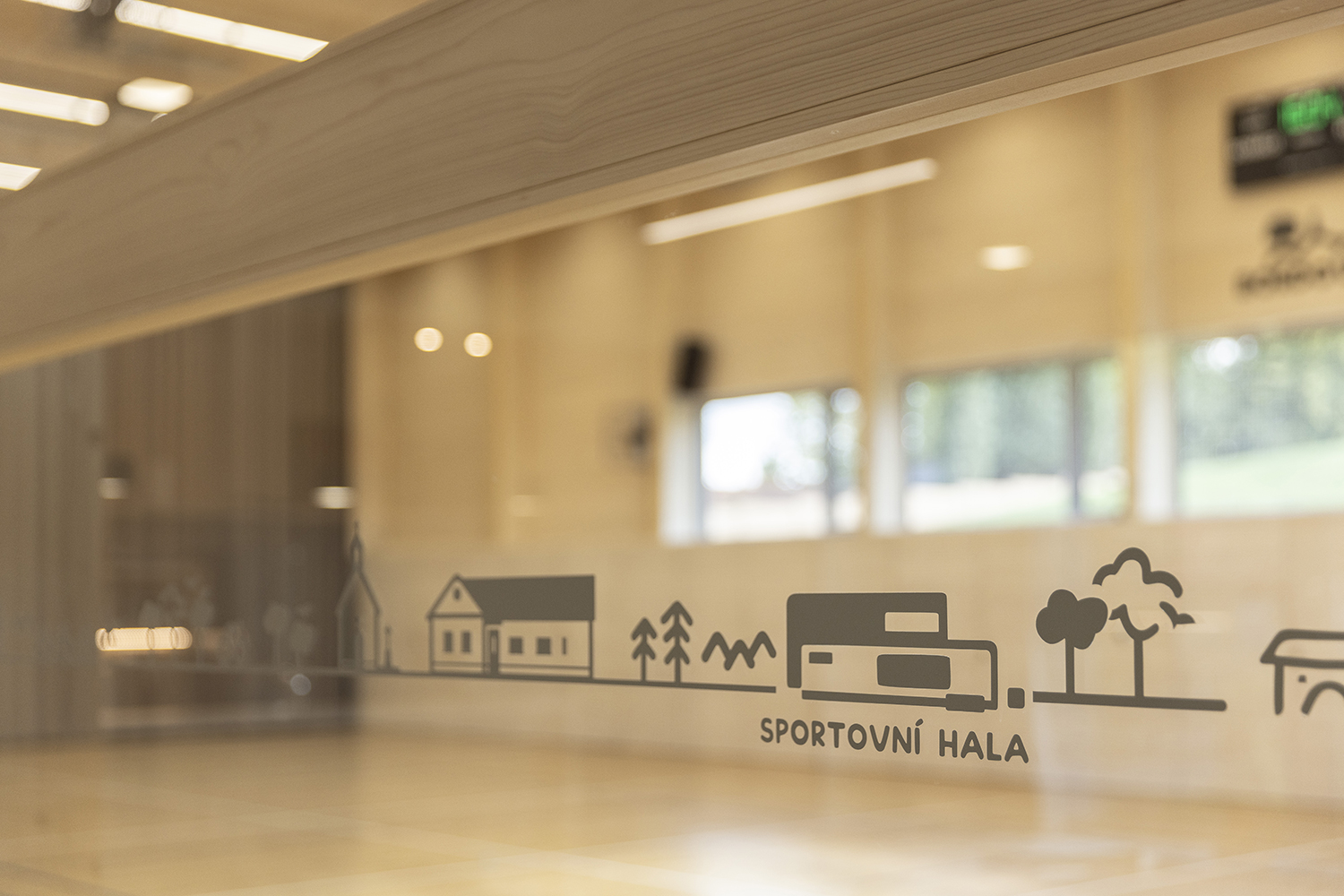 Sportovní hala Bordovice - dřevostavba sportovní haly, kombinace CLT panelů a BSH rámů, informační systém, spolupráce architekta a designéra - Ing. Arch. Tomáš Kudělka