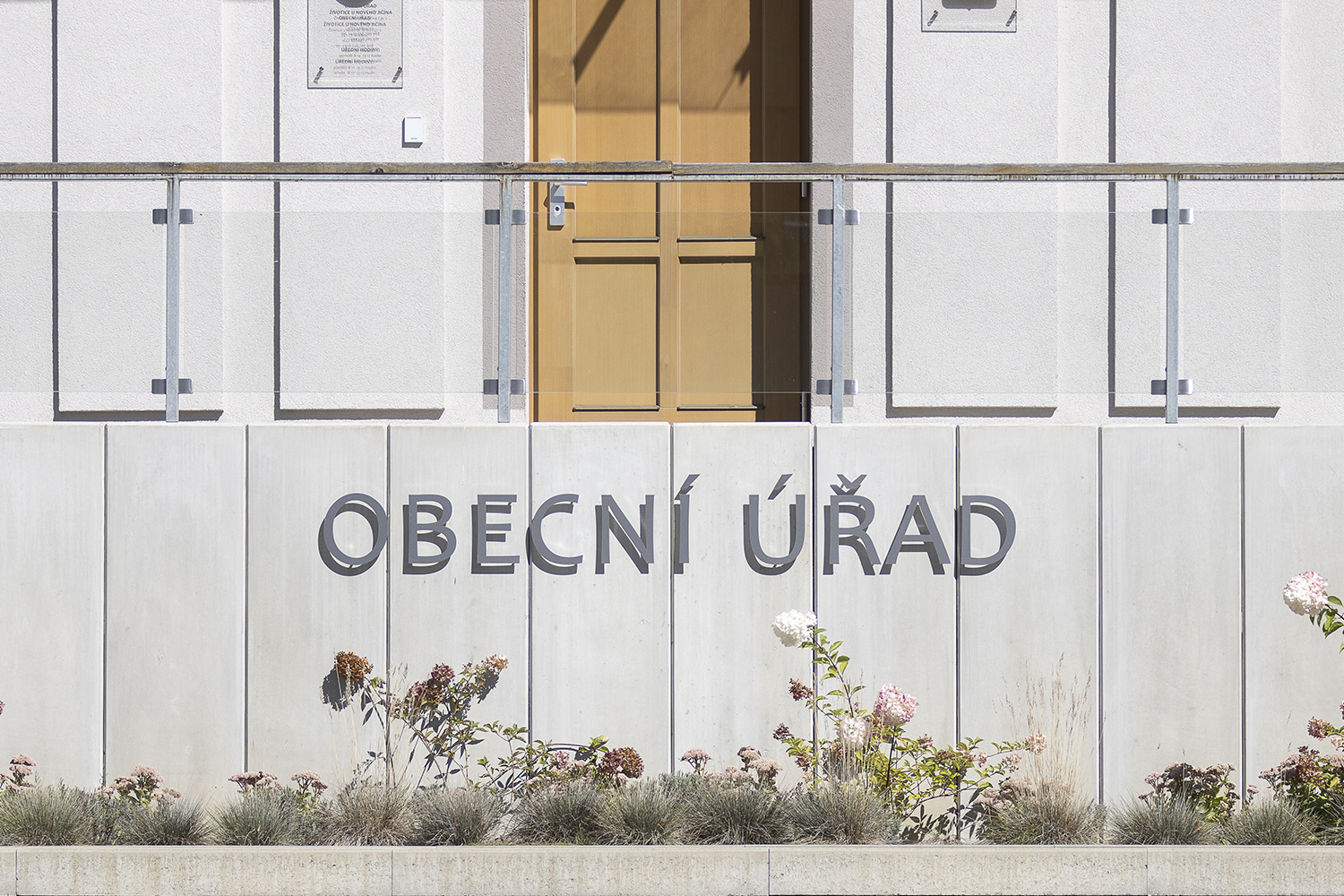 Obecní úřad Životice u Nového Jičína - rekonstrukce historického objektu, spojení genia loci původní stavby s moderní architekturou, členění fasády s pilastry - Ing. Arch. Tomáš Kudělka
