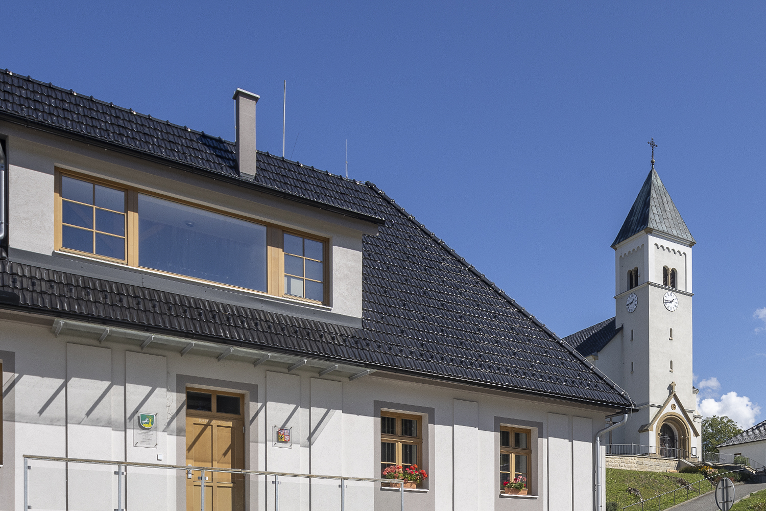 Obecní úřad Životice u Nového Jičína - rekonstrukce historického objektu, spojení genia loci původní stavby s moderní architekturou, členění fasády s pilastry - Ing. Arch. Tomáš Kudělka