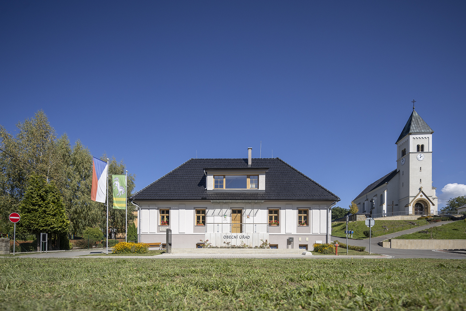 Obecní úřad Životice u Nového Jičína - rekonstrukce historického objektu, spojení genia loci původní stavby s moderní architekturou - Ing. Arch. Tomáš Kudělka