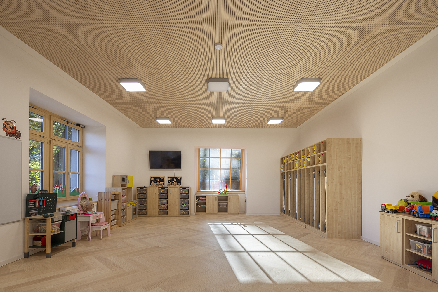 Dětská skupina Sedlnice - rekonstrukce objektu zámku, dětská skupina, dřevěná masivní podlaha, dřevěný akustický podhled - Ing. Arch. Tomáš Kudělka