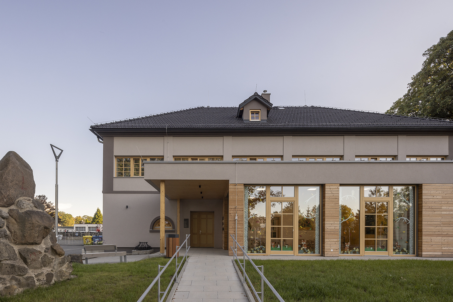 Dětská skupina Sedlnice - rekonstrukce objektu zámku, přístavba z CLT panelů, dřevěná eurookna, provětrávaná modřínová fasáda - Ing. Arch. Tomáš Kudělka